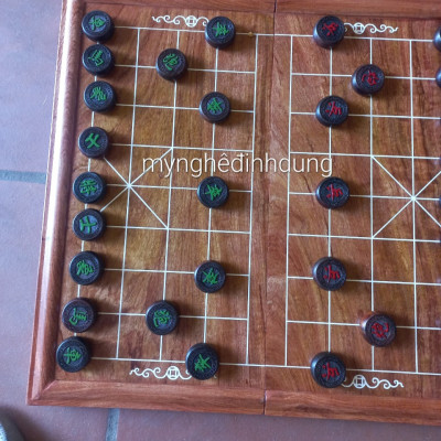 Bộ bàn cờ tướng  bằng gỗ hương đá 50x50x3.5cm +quân cò gỗ trắc đỏ đen đẹp long lanh kt 4.0x1.5cm 