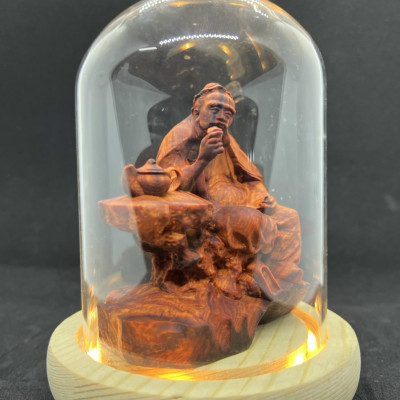 Combo Tượng ông thần trà bằng gỗ trắc đỏ đen kt 10×9×5,5cm + thêm chân đế và lồng kính đủ bộ  