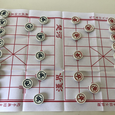 Bộ cờ tướng kèm bàn giấy tiện lợi, thích hợp mang đi linh hoạt trong sử dụng, quân cờ chắc chắn, bỏ hộp tiện lợi