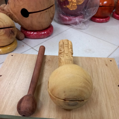 Mõ tụng kinh phật bằng gỗ mít lục lõi không dát ,tay cầm khắc đầu rồng để mộc kt 20×8×6cm