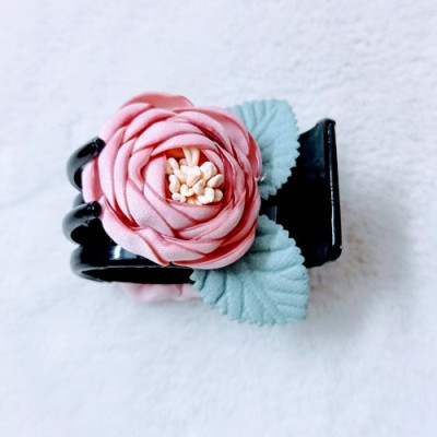 Kẹp tóc hoa hồng phấn có lá