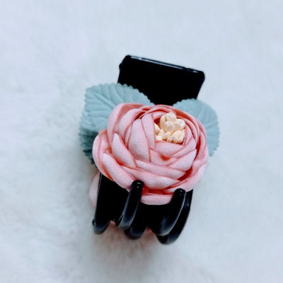 Kẹp tóc hoa hồng phấn có lá
