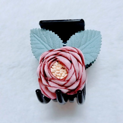 Kẹp tóc hoa hồng phấn có lá