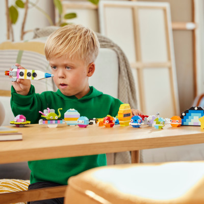 Đồ Chơi Lắp Ráp Bộ Gạch Sáng Tạo Chủ Đề Không Gian - Creative Space Planets - Lego Classic 11037 (450 Mảnh Ghép)