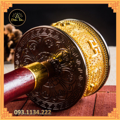 Kinh luân cầm tay Tây Tạng có chứa câu chú Om Mani Padme Hum