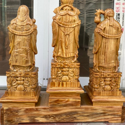 Combo bộ tượng phật tam đa phúc lộc thọ bằng gỗ huyết long cực đẹp kt cao 40×13×11cm +với chân đế kệ cùng gỗ huyết long đủ bộ 