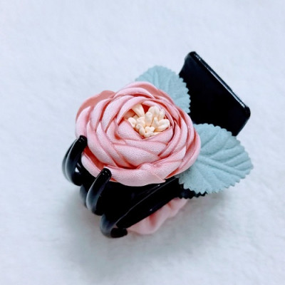 Kẹp tóc hoa hồng phấn có lá