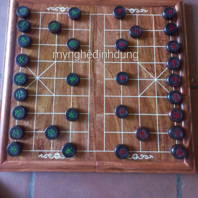 Bộ bàn cờ tướng  bằng gỗ hương đá 50x50x3.5cm +quân cò gỗ trắc đỏ đen đẹp long lanh kt 4.0x1.5cm 