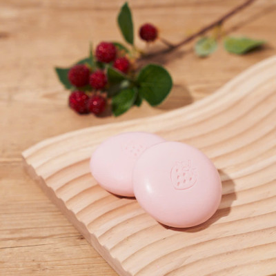 Xà Phòng Tắm Dưỡng Da Trắng Sáng Chiết Xuất Từ Sữa Và Dâu Tây Pelican Petit Berry Soap Strawberrry Milk (80 G)