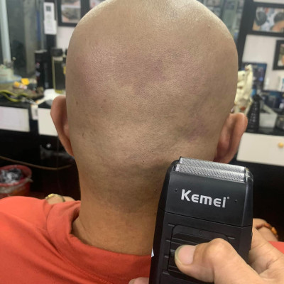 Máy cạo râu Kemei KM-1102 lưỡi kép chuyên dụng cạo tỉa râu, cạo đầu, fade tóc có đ��u tỉa phụ dùng để tỉa tóc mai, ria mép có túi đựng tiện lợi mang đi, máy sử dụng pin sạc