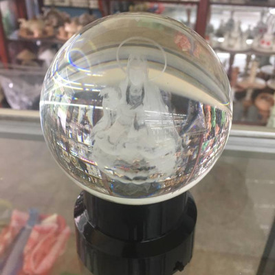 Quả cầu Pha Lê phong thủy chạm âm 6D khắc hình Phật Quan Âm ngồi - Đường kính 8cm và 10cm