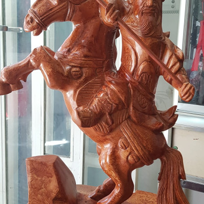 Tượng Quan Công cưỡi ngựa gỗ nu gõ hay gỗ gõ vẽ nu cao 50cm ( tính đao 70cm ) x Ngang 40cm x Sâu 15cm Biểu tượng sức mạnh sự dũng mãnh kiên cường anh chị trưng phòng khách đẹp ạ