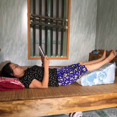 Gối  giãn tĩnh mạch chân thế hệ thứ 2 - Độ dốc vừa phải - Rộng hơn nằm nghiêng thoải mái - Bác sĩ khuyên dùng