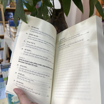 Sách - Thế giới rất huyên náo, là chính mình được rồi (Nhã Nam HCM)