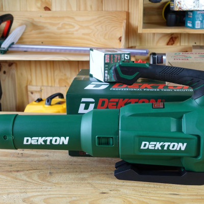 COMBO Máy Thổi Lá Dùng Pin Dekton M21-TL01BL KÈM PIN M21-B6A8C VÀ SẠC M21-S25A TẶNG Đèn cầm tay Dekton M21-D360LM - KM_T8 -HÀNG CHÍNH HÃNG