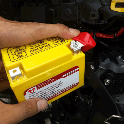 Pin khởi động Xe máy Mô tô DZM BP110, Tuổi thọ 8-10 năm | Thay Ắc quy chì | Pin Lithium LifePO4 | 12V - 5Ah - 100A | Phù hợp với các dòng xe máy phân khối  200-500cc