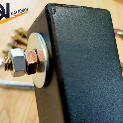 Khung treo bao cát boxing DAI NHAN, làm bằng thép chắc chắn, sơn tĩnh điện đen nhám, tặng đầy đủ phụ kiện lắp đặt