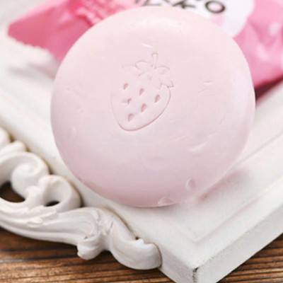 Xà Phòng Tắm Dưỡng Da Trắng Sáng Chiết Xuất Từ Sữa Và Dâu Tây Pelican Petit Berry Soap Strawberrry Milk (80 G)