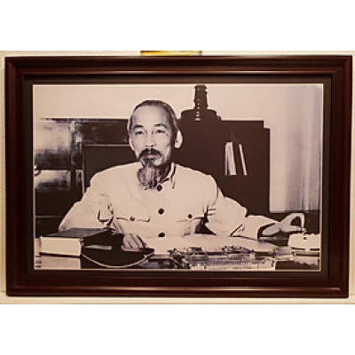 Ảnh gốc đen trắng -Bác Hồ ngồi làm việc (KT 60*80cm)