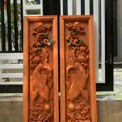 Tranh điêu khắc tích  lý ngư vọng nguyệt bằng gỗ hương đỏ đang là mộc kt 37×100×4cm