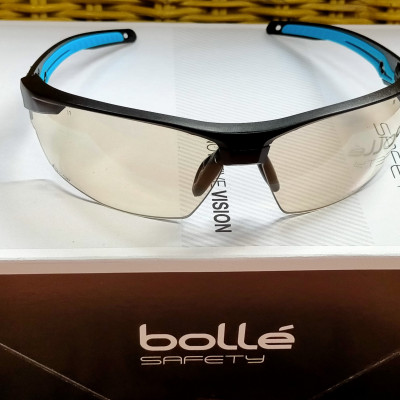 KÍNH BẢO HỘ BOLLE TRYON, Lớp phủ Platinum có khả năng chống xước cao, chống lại các hóa chất mạnh nhất và làm chậm sự xuất hiện của sương mù.  Bảo vệ 99,9% tia UVA/UVB