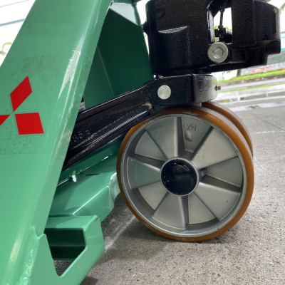 Xe nâng tay chính hãng Mitsubishi - A990070030 - tải nâng 3 tấn - càng rộng 685mm