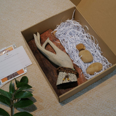 Tượng bàn tay "Vô Uý" kèm đế gỗ - bộ đá Zen tặng kèm chuỗi hạt - chất liệu bột đá - Bazango - Trang trí nhà - Trang trí nhà