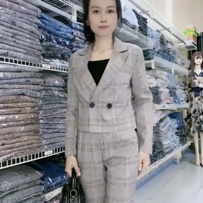 Set áo vest croptop và quần kẻ sọc cao cấp.