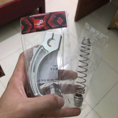 Càng thắng CNC nhôm cong tặng kèm lò xo 304 gắn xe máy Rizoma