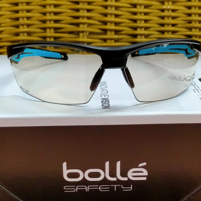 KÍNH BẢO HỘ BOLLE TRYON, Lớp phủ Platinum có khả năng chống xước cao, chống lại các hóa chất mạnh nhất và làm chậm sự xuất hiện của sương mù.  Bảo vệ 99,9% tia UVA/UVB