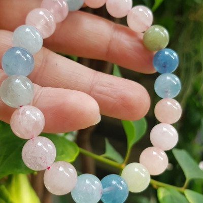 Chiếc Vòng Beryl đa sắc màu tự nhiên hạt size 9mm màu sáng bóng thiệt đẹp rẻ ạ