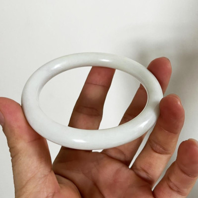 Vòng đá thật, ngọc thật bản tròn đũa màu trắng, hồng thanh lịch cho hàng hiếm xưởng nhà tự làm.