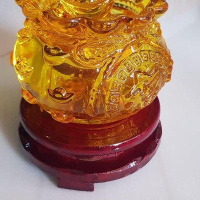 Tượng Phong Thủy Thố tụ tài mới miệng kiểu màu vàng anh tài lộc 10 thỏi xiền vàng đá lưu ly tự nhiên đế gỗ size trung đk 11cm x Cao 11cm cả đế x thố cao 7,5cm Hợp ANh Chị Mệnh Kim Thổ Thuỷ đặt bàn làm việc bàn thờ thần tài ạ