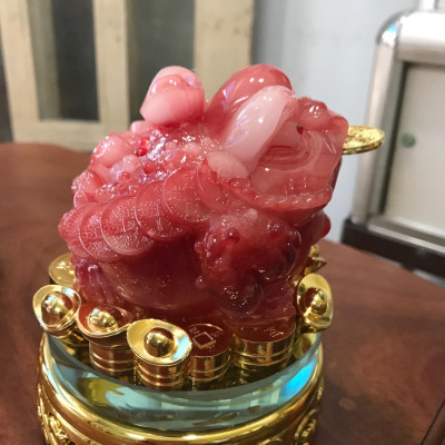 Tượng Cóc đỏ cõng thỏi vàng thiềm thừ phong thủy đế xoay cao 13cm đk 11cm hợp mệnh hỏa mệnh thổ ạ