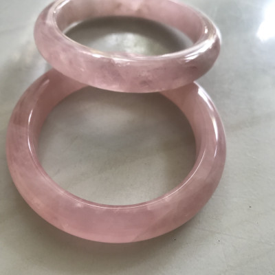 Vòng Thạch Anh Hồng Tự Nhiên Bản Hẹ Mới đẹp Ni 52mm Cao 11mm Dầy 8mm Màu Hồng xinh bóng đẹp Nữ mệnh Hỏa mệnh Thổ tay nhỏ đeo 45kg - 52 kg ạ