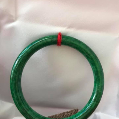 ĐÂY LÀ VÒNG CẨM THẠCH SƠN THỦY 50MM ĐẸP MÀU XANH ĐẬM VÂN VÂN BÓNG ĐỀU ĐẸP QUÁ NỮ 47KG ĐẾN 56KG MẠNG THỦY MỘC HỎA