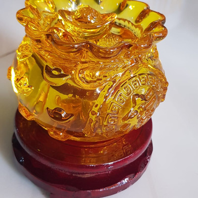 Tượng Phong Thủy Thố tụ tài mới miệng kiểu màu vàng anh tài lộc 10 thỏi xiền vàng đá lưu ly tự nhiên đế gỗ size trung đk 11cm x Cao 11cm cả đế x thố cao 7,5cm Hợp ANh Chị Mệnh Kim Thổ Thuỷ đặt bàn làm việc bàn thờ thần tài ạ