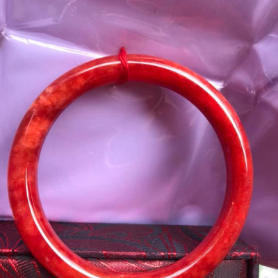 CHIẾC VÒNG SIZE 60MM TO ĐÁ CẨM THẠCH ĐỎ ĐẸP MÀU ĐỎ CAM TƯƠI BÓNG ĐẸP  HỢP MỆNH HỎA THỔ 58KG ĐẾN 69KG