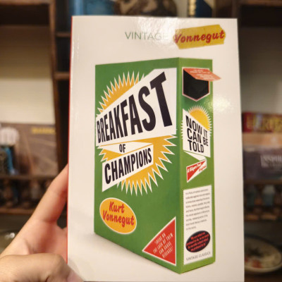 Sách - Breakfast of Champions by Kurt Vonnegut | Vintage Classic Science Fiction English Book