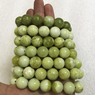 Vòng ngọc màu vàng cho người mệnh Thủy và Kim đường kính hột là 16cm