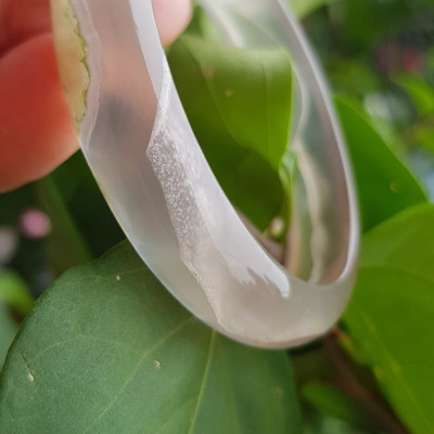 Vòng tay phong thuỷ Nữ Bản Hẹ Đá Mã Não Trắng trong vân hoa đẹp Vòng màu trắng trong Ni 50mm x Cao 12mm x dầy 6,5mm Hợp nữ mệnh kim mệnh Thủy ạ