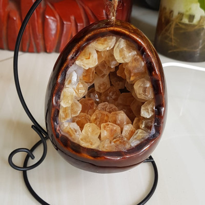 Miếng thạch anh Vàng tự nhiên hốc sâu có đế kiểu có đèn điện công dụng hút tài lộc cả chân Cao 16cm đk 12cm miếng Vàng cao 10cm đk 8cm Anh Chị để bàn trang trí nhà bàn thờ Thần Tài và treo trong phòng làm đèn ngủ may mắn màu Vàng Anh thật sự rất tốt đẹp ạ