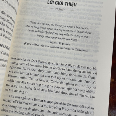 [GIẢI CỨU SÁCH HAY – XẢ KHO CHỐNG Ế] BERKSHIRE HATHAWAY – Những bài học tuyệt vời từ Warren Buffett & Charlie Munger tại Đại hội cổ đông thường niên của Tập đoàn trong suốt 30 năm - Daniel Pecaut, Corey Wrenn – Bestbooks