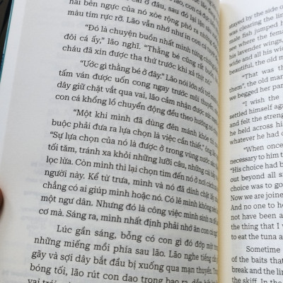 (Sách song ngữ Việt – Anh) ÔNG GIÀ VÀ BIỂN CẢ – Ernest Hemingway – Nguyễn Thúy Loan dịch – Hà Giang – NXB Văn học