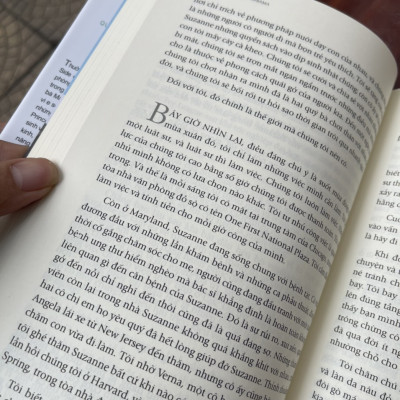  (Bìa cứng) CHẤT MICHELLE - Michelle Obama - Lê Duy Khương dịch - First News