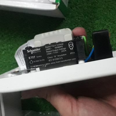 Ổ cắm dao cạo râu E727 WE G19 Schneider - Màu trắng, điện áp 115/240 Vac