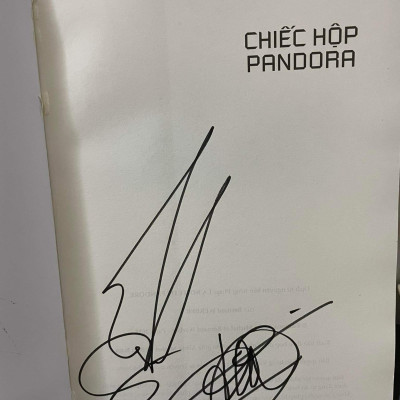 Ký tặng của tác giả Chiếc hộp Pandora 