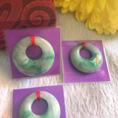 Mặt Dây Chuyền ĐỒNG ĐIẾU KIỂU TRÒN GIỮA TO ĐÁ Cẩm Thạch Tự Nhiên  Size 29mm x Dầy 7mm x Đk tròn bên trong 12mm  MÀU XANH NGỌC CẨM THẠCH LÊN XANH LÁ ĐẬM ĐẸP Nữ làm mặt Dây Chuyền KIỂU Đeo Đẹp ạ