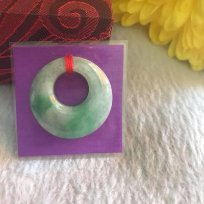 Mặt Dây Chuyền ĐỒNG ĐIẾU KIỂU TRÒN GIỮA TO ĐÁ Cẩm Thạch Tự Nhiên  Size 29mm x Dầy 7mm x Đk tròn bên trong 12mm  MÀU XANH NGỌC CẨM THẠCH LÊN XANH LÁ ĐẬM ĐẸP Nữ làm mặt Dây Chuyền KIỂU Đeo Đẹp ạ