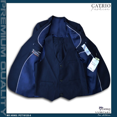 BỘ VEST BÉ TRAI CATRIO PCT16125/8 LÀ BỘ COMPLET TRẺ EM từ 6 tuổi đến 10 tuổi (25kg đến 35kg) thuộc bộ sưu tập quần áo trẻ em trang trọng cho mùa lễ hội, tết, tiệc cưới, sự kiện sinh nhật, được làm bằng vải dạ cao cấp nhất, đẹp đến từng chi tiết